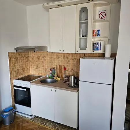 Modern - Quiet Street Apartman