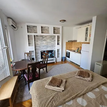 Modern - Quiet Street Apartman